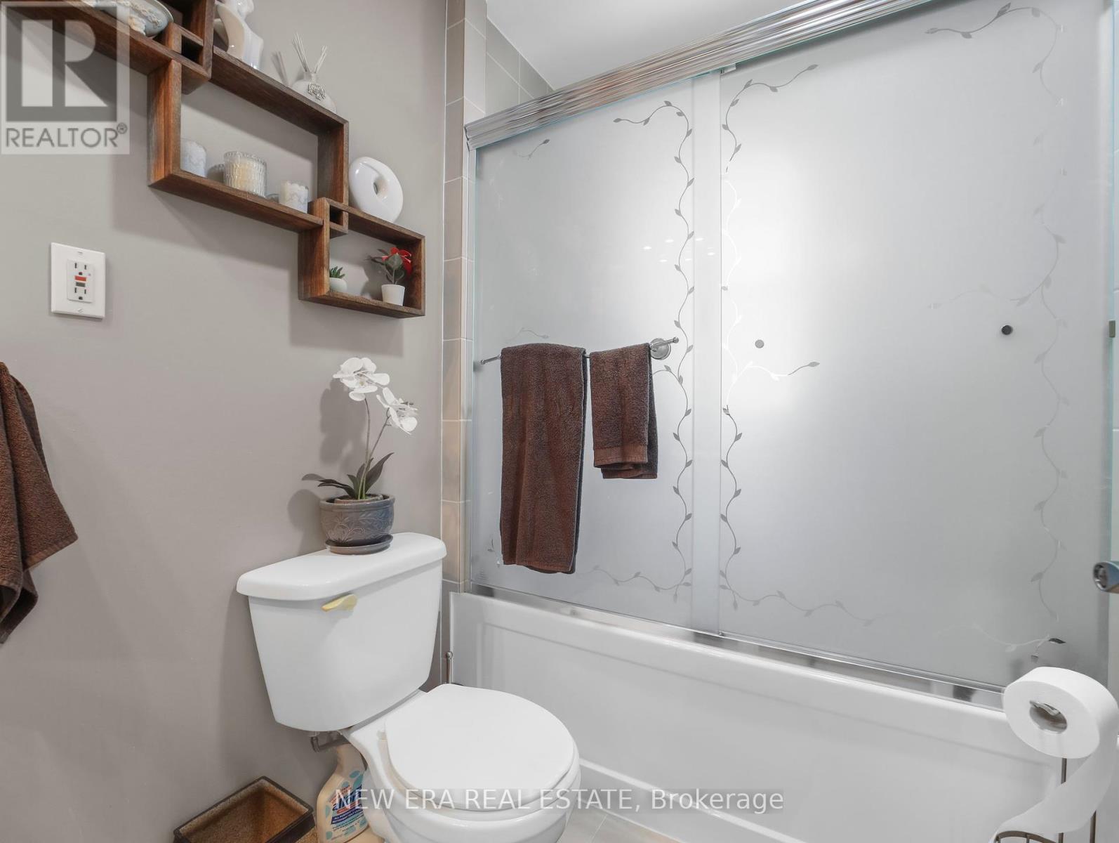 Photo 19 of 43 Rowanwood Avenue, Brantford ON