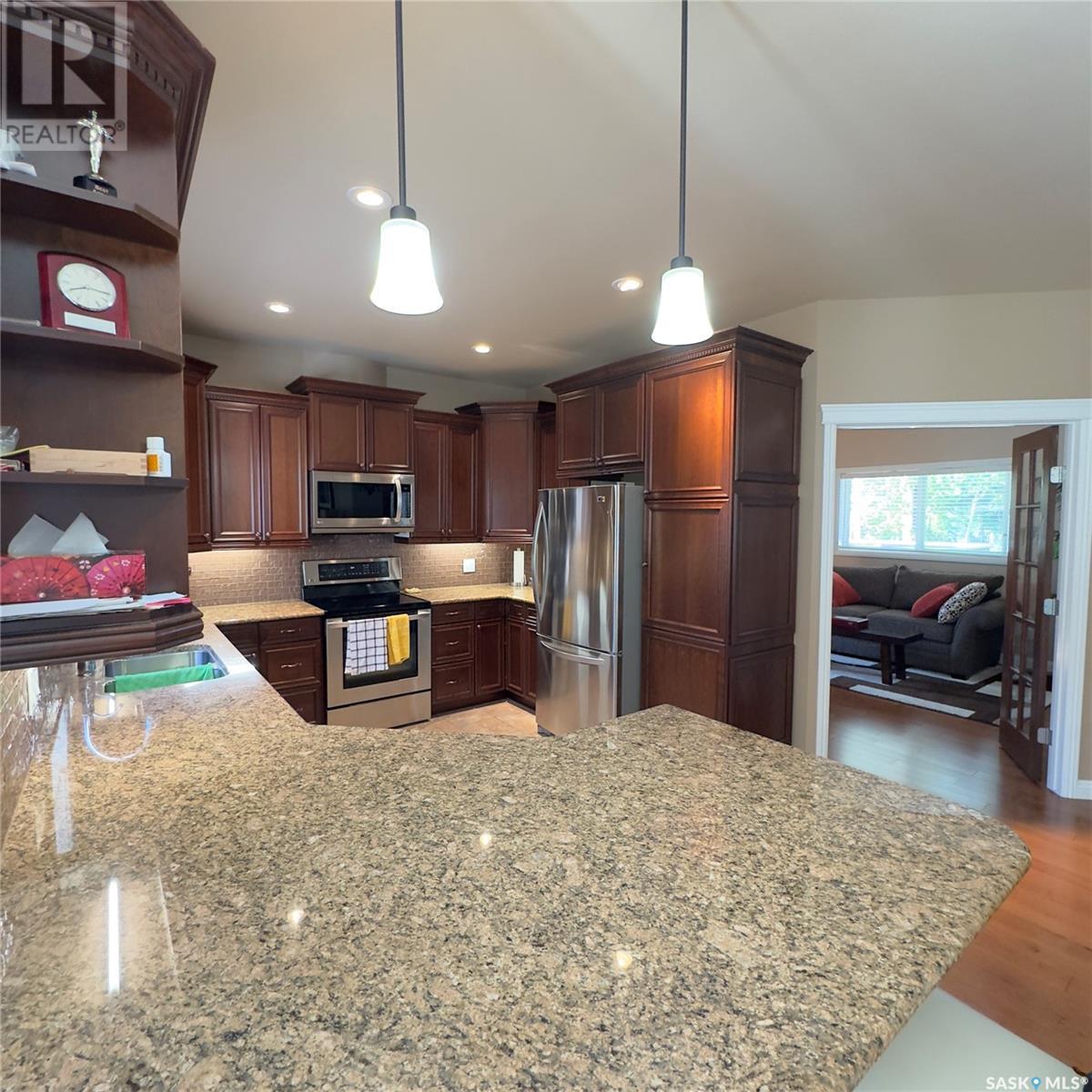 Photo 4 of 82 Estates Drive, Elk Ridge SK