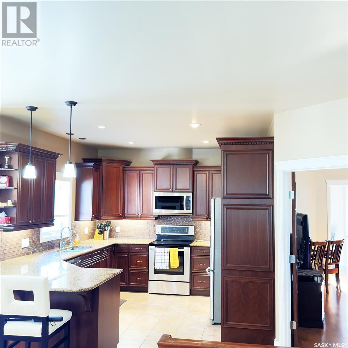 Photo 5 of 82 Estates Drive, Elk Ridge SK