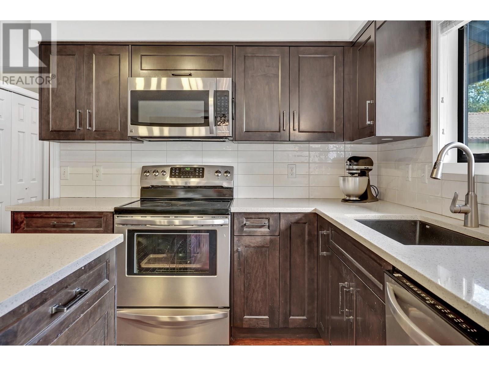 Photo 37 of 496 Glenbrook Drive, New Westminster BC