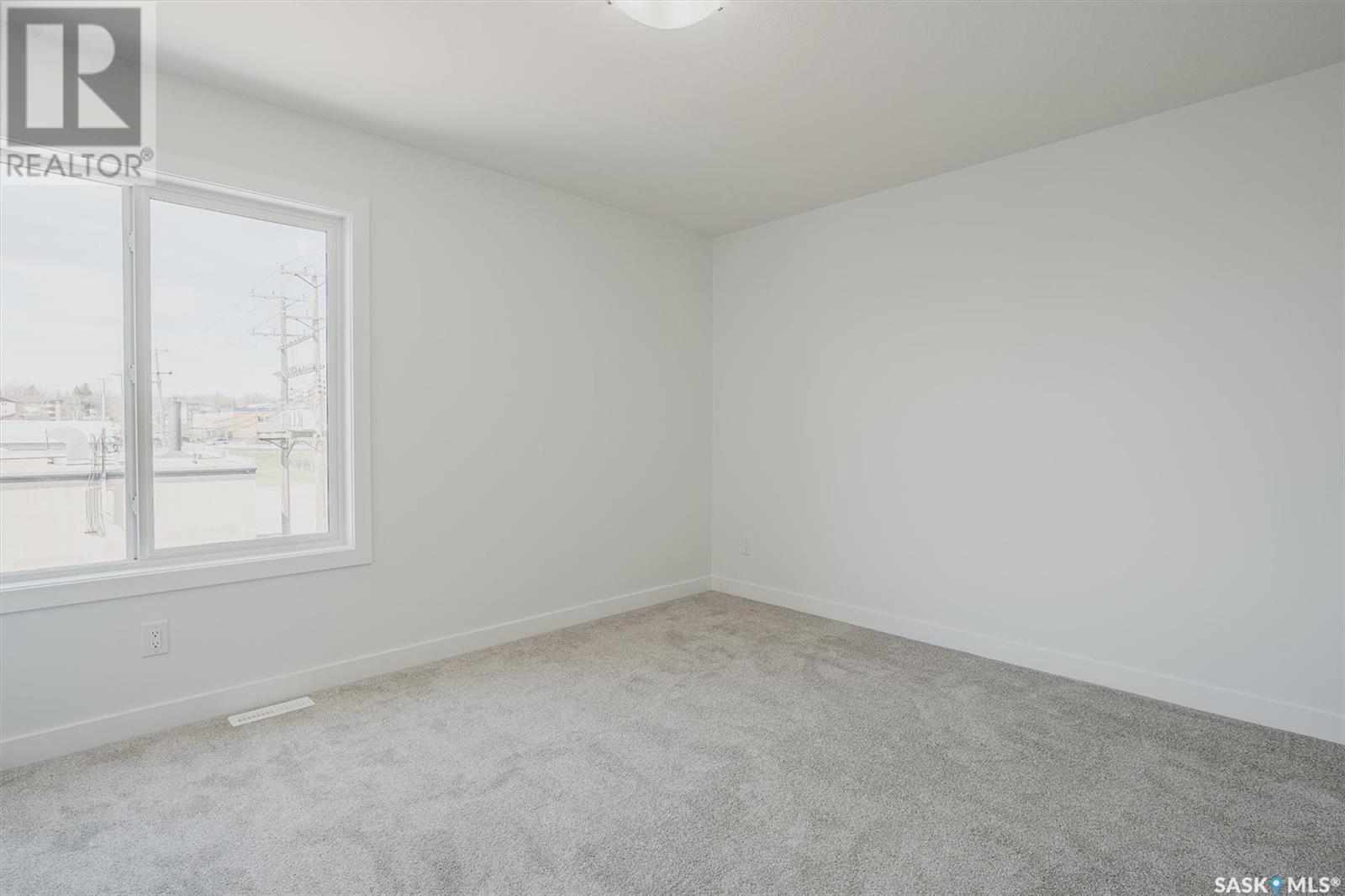 Photo 8 of 419 L Avenue S, Saskatoon SK