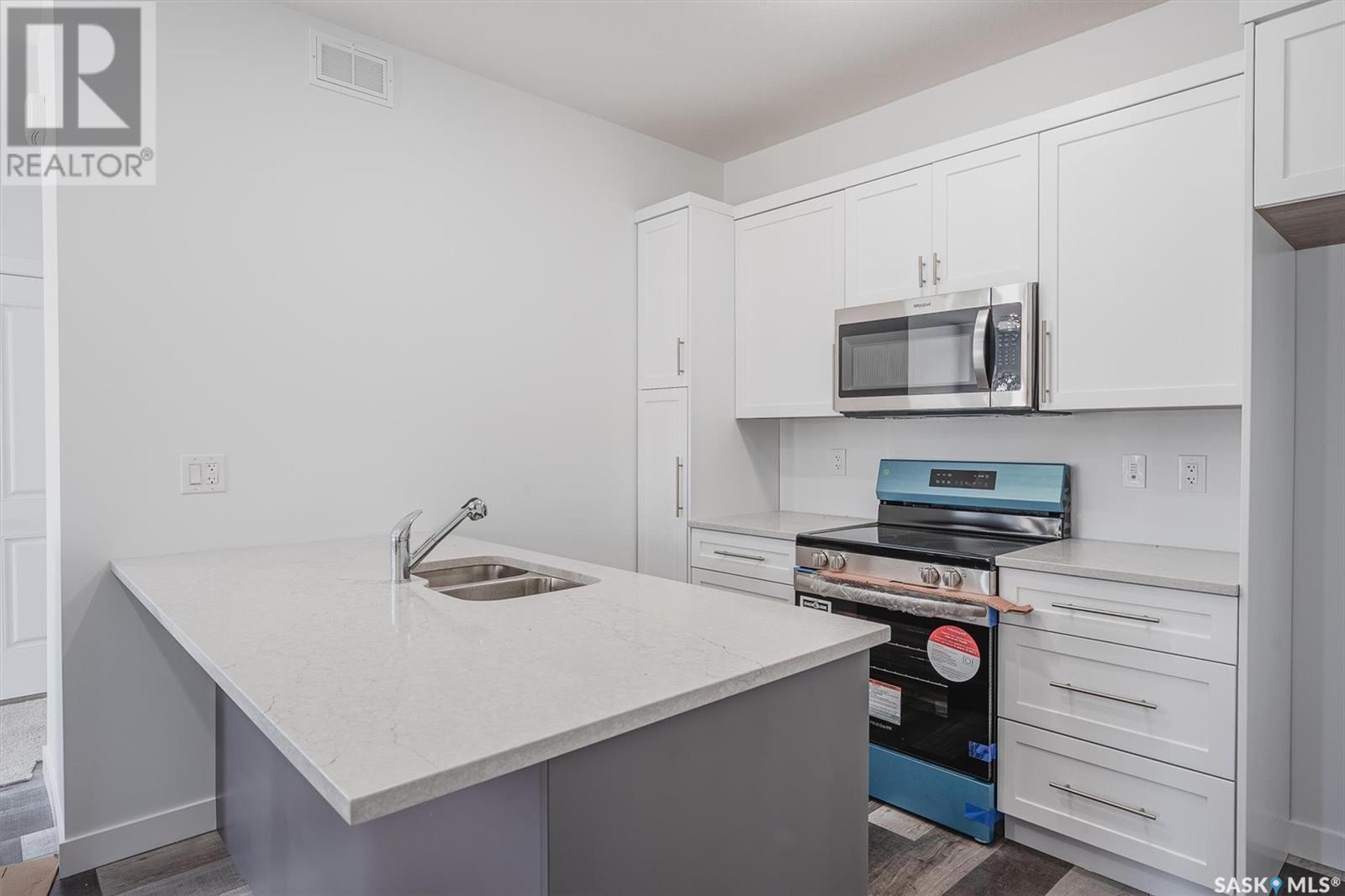 Photo 5 of 419 L Avenue S, Saskatoon SK