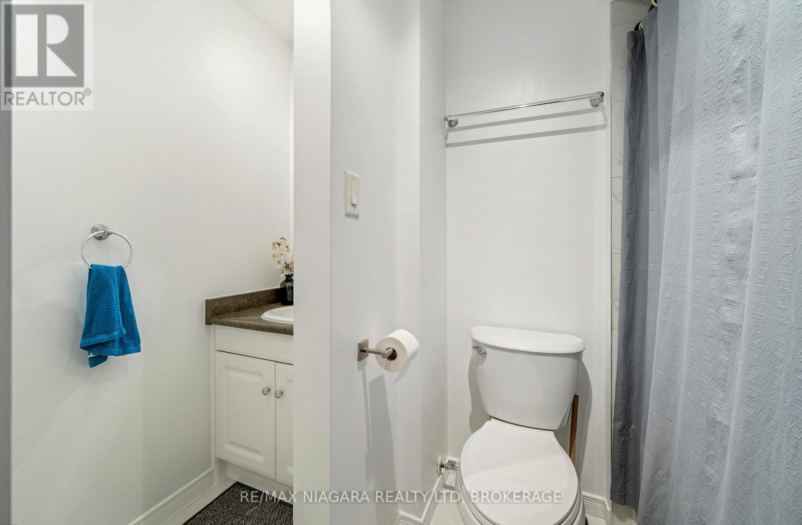 Photo 5 of 14 Bryant Court, Brampton ON