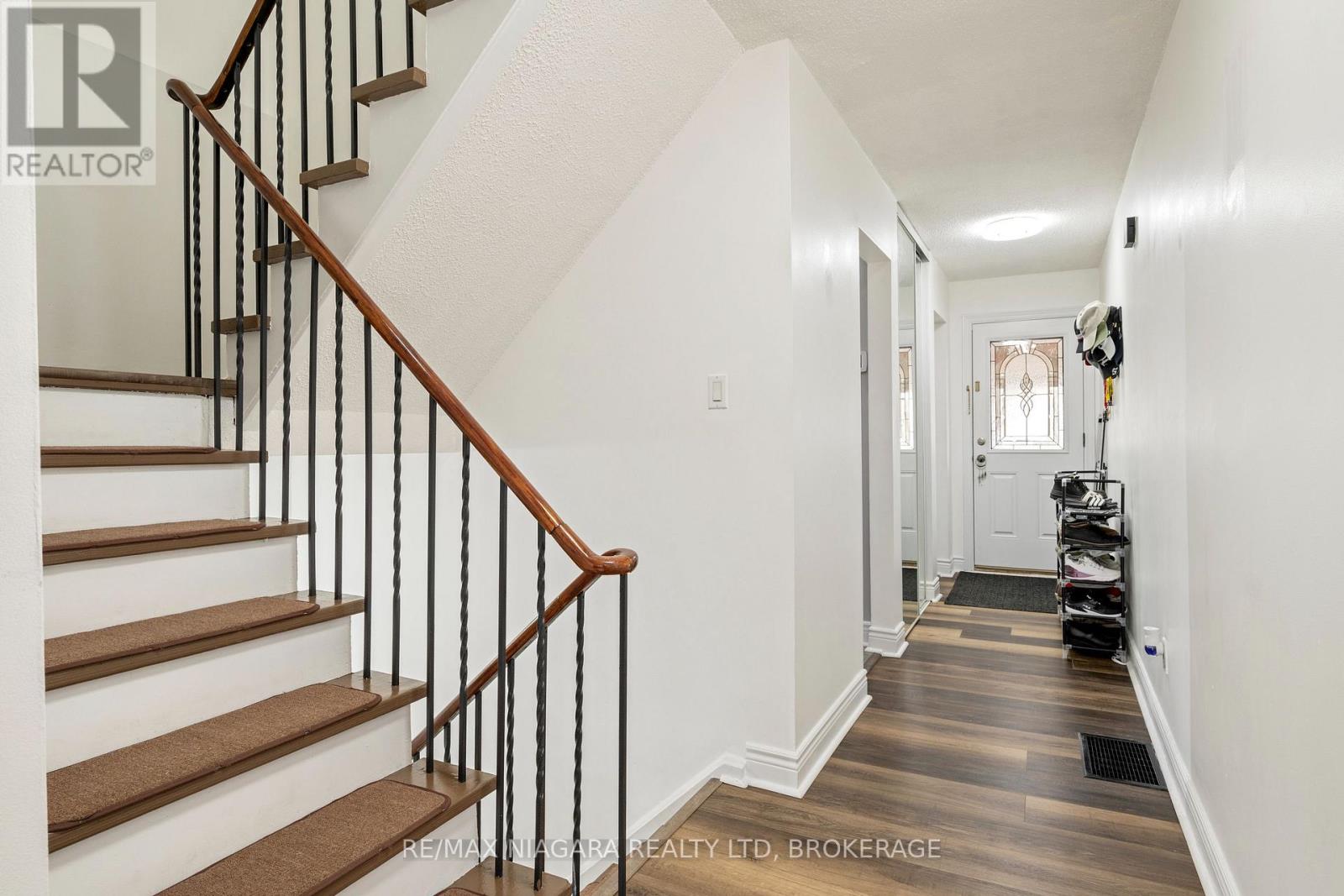 Photo 8 of 14 Bryant Court, Brampton ON