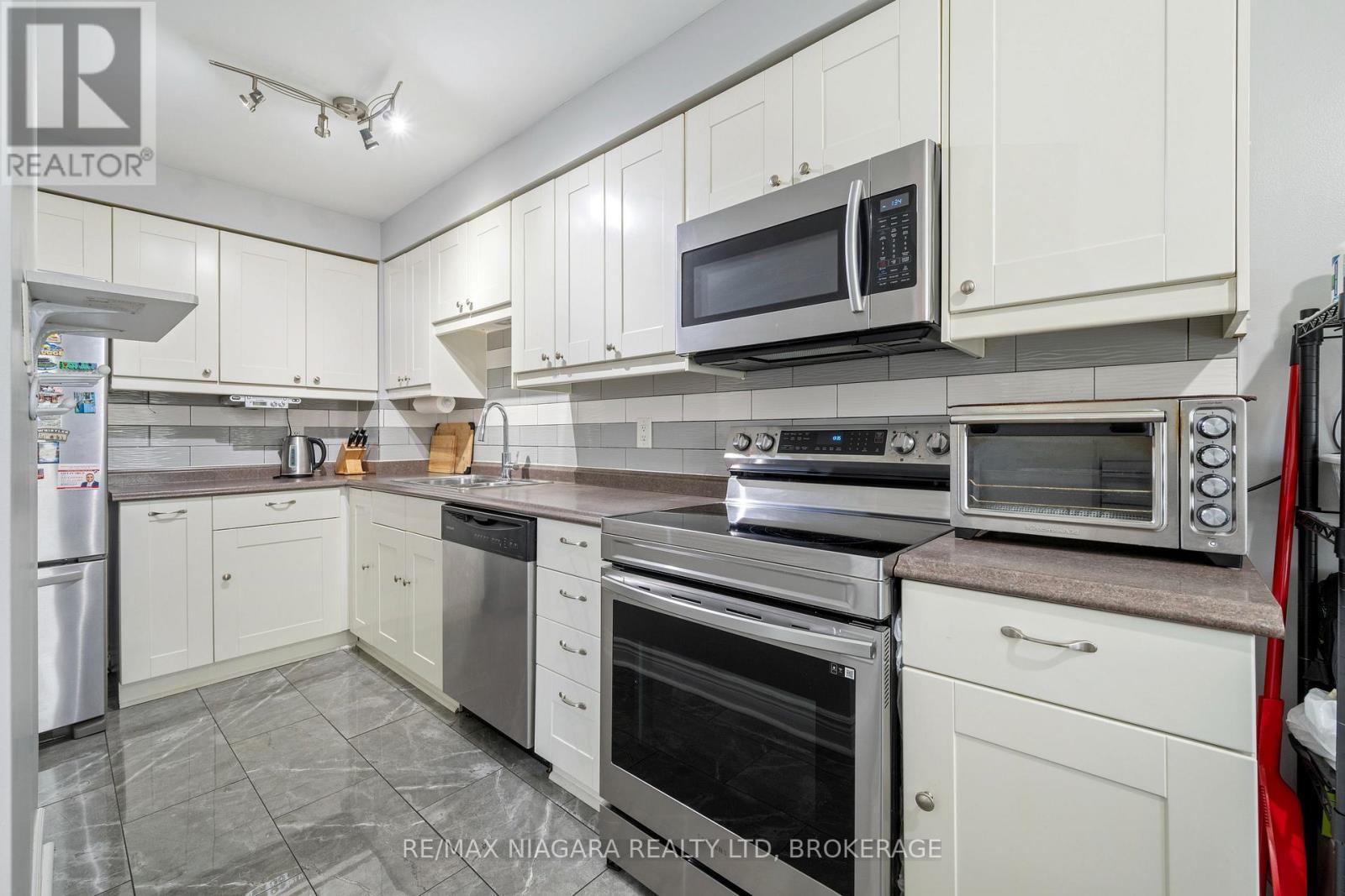 Photo 34 of 14 Bryant Court, Brampton ON