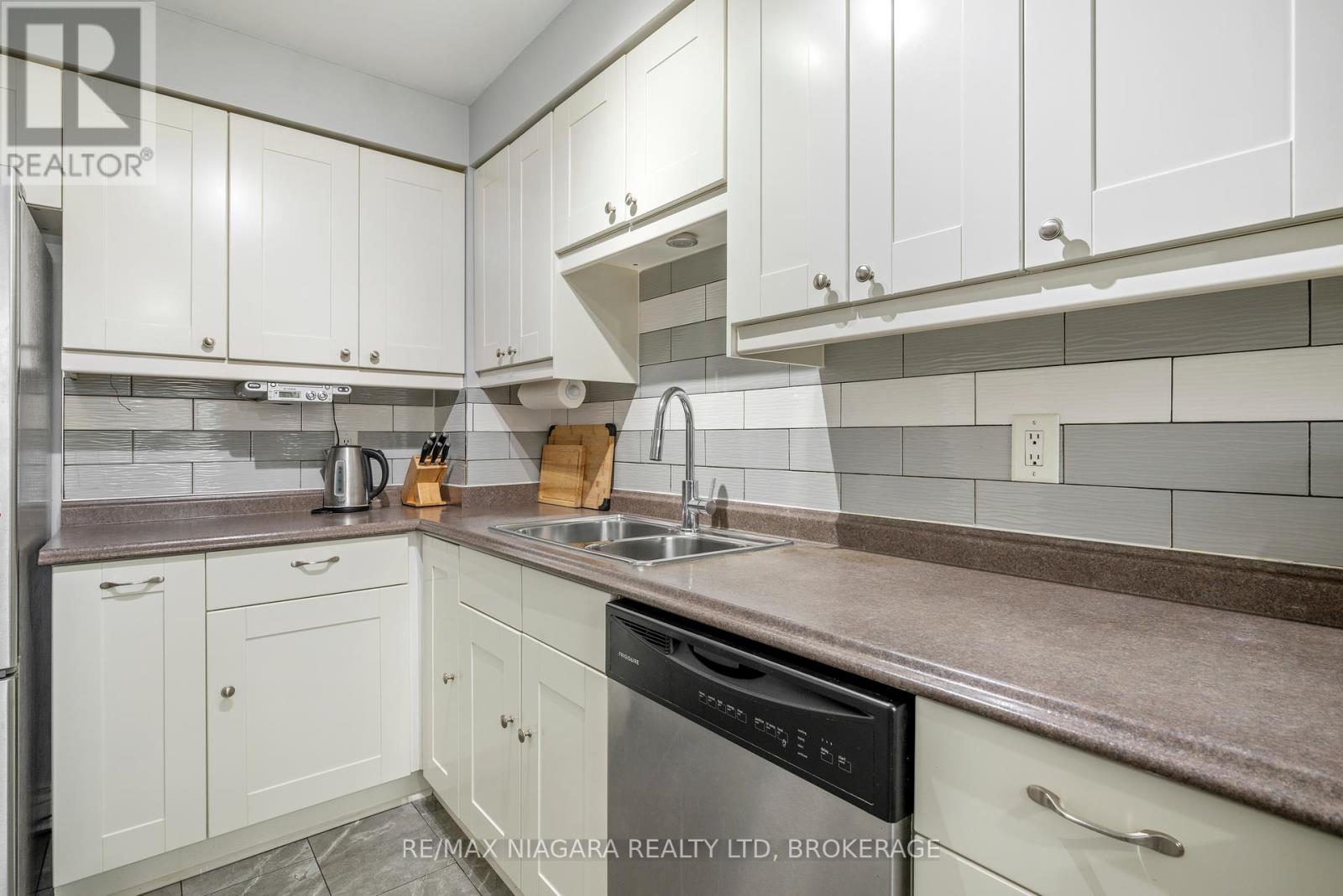 Photo 10 of 14 Bryant Court, Brampton ON