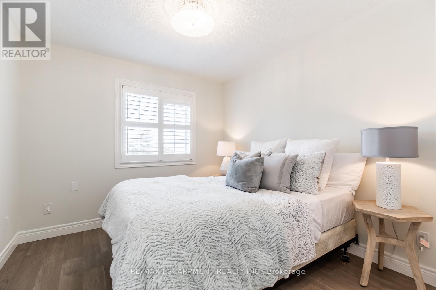 Photo 3 of 109 Peachwood Crescent, Hamilton ON