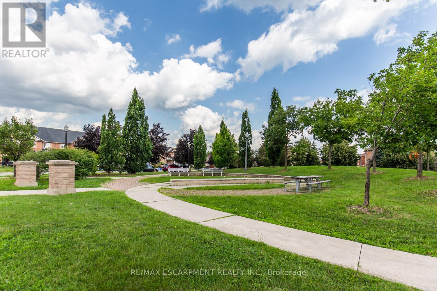 Photo 17 of 109 Peachwood Crescent, Hamilton ON