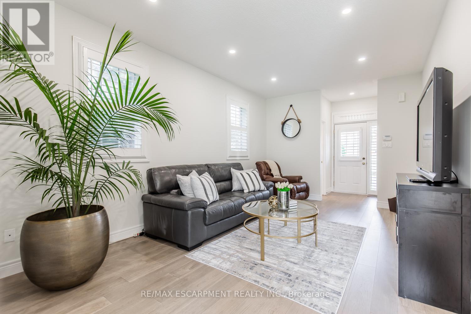 Photo 10 of 109 Peachwood Crescent, Hamilton ON