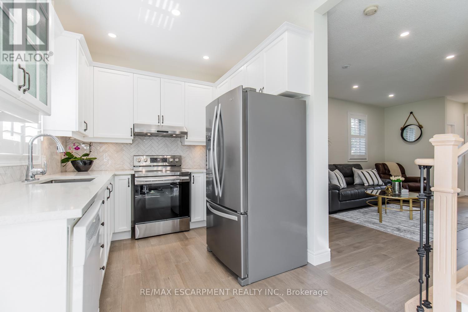 Photo 14 of 109 Peachwood Crescent, Hamilton ON
