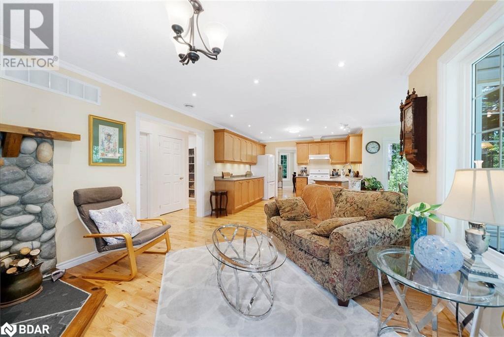 Photo 4 of 29 Robert Boulevard, Hillsdale ON