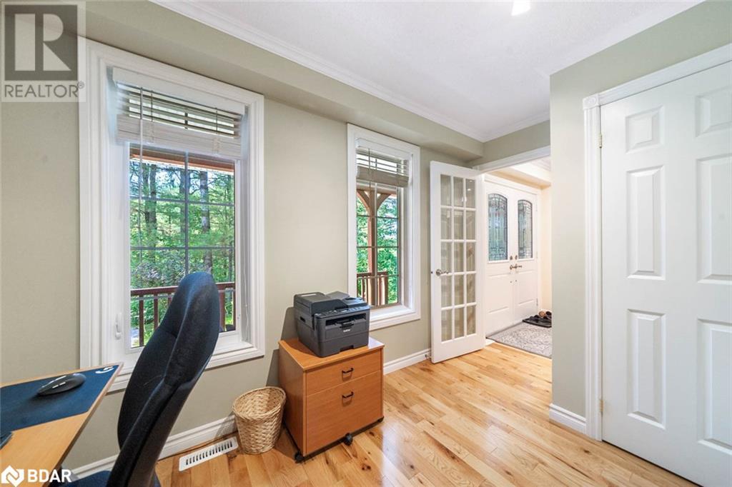 Photo 11 of 29 Robert Boulevard, Hillsdale ON