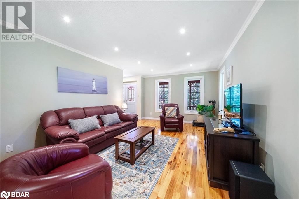 Photo 10 of 29 Robert Boulevard, Hillsdale ON
