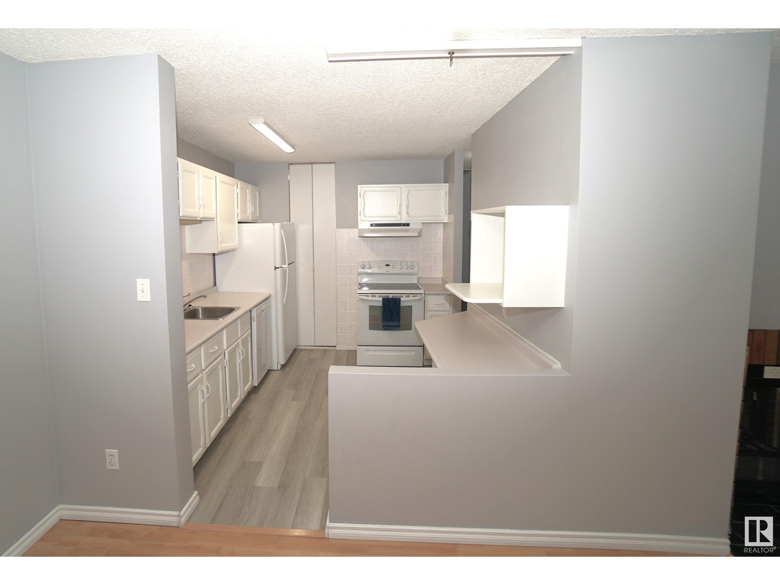 Photo 10 of 245 Surrey Gardens Gd Nw, Edmonton AB