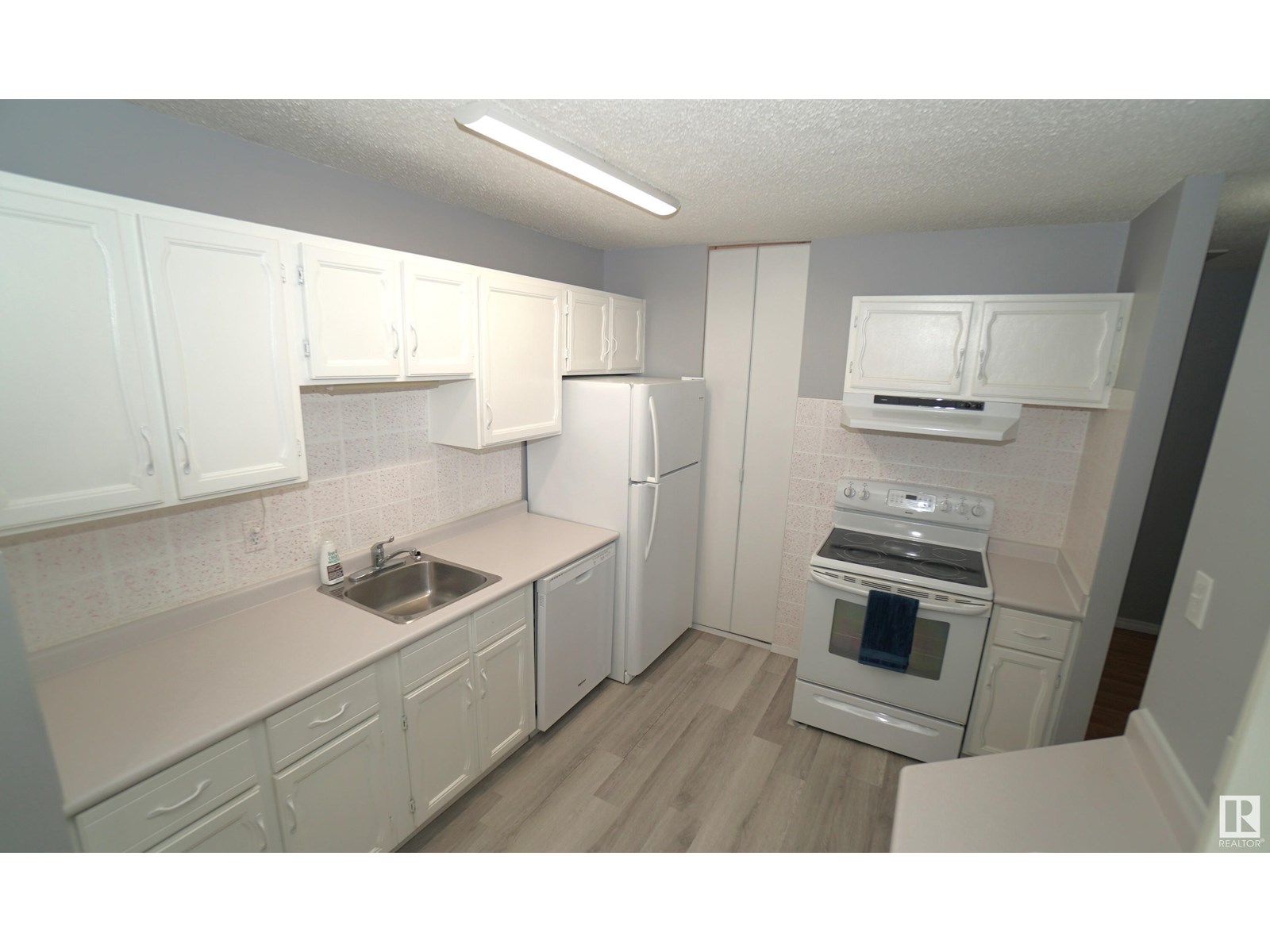 Photo 12 of 245 Surrey Gardens Gd Nw, Edmonton AB