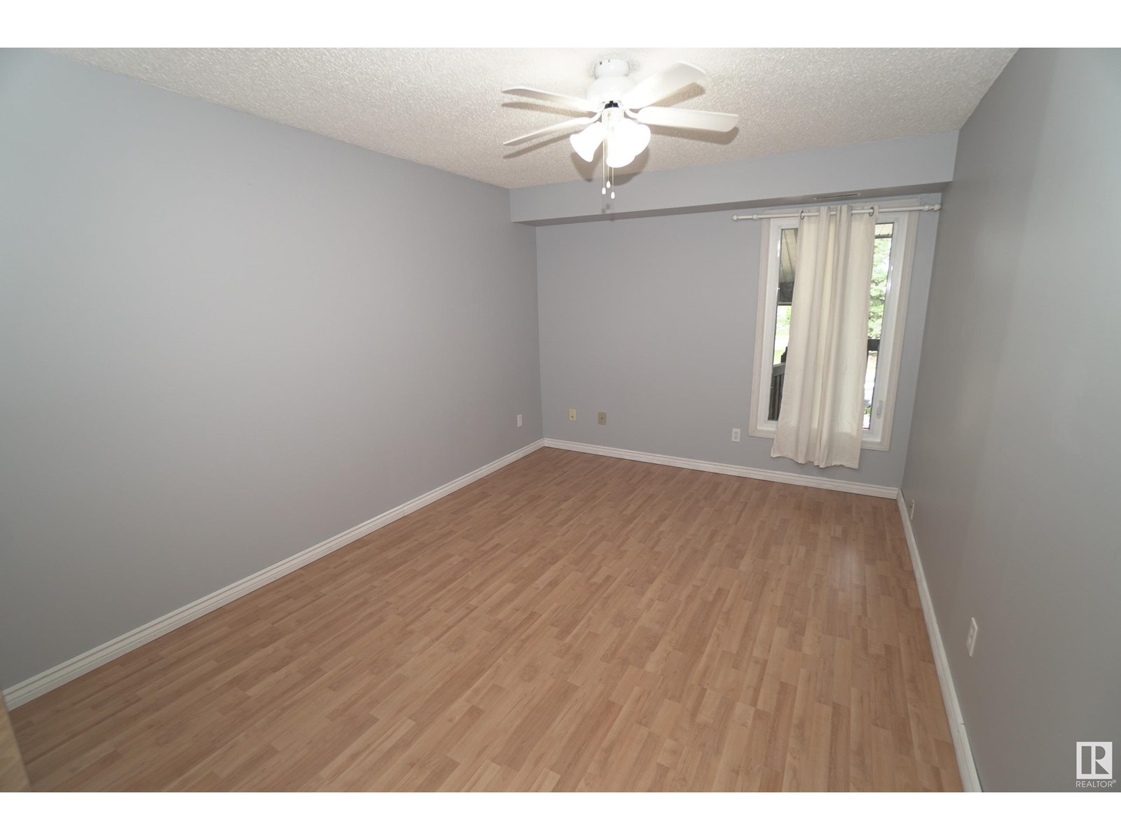 Photo 17 of 245 Surrey Gardens Gd Nw, Edmonton AB