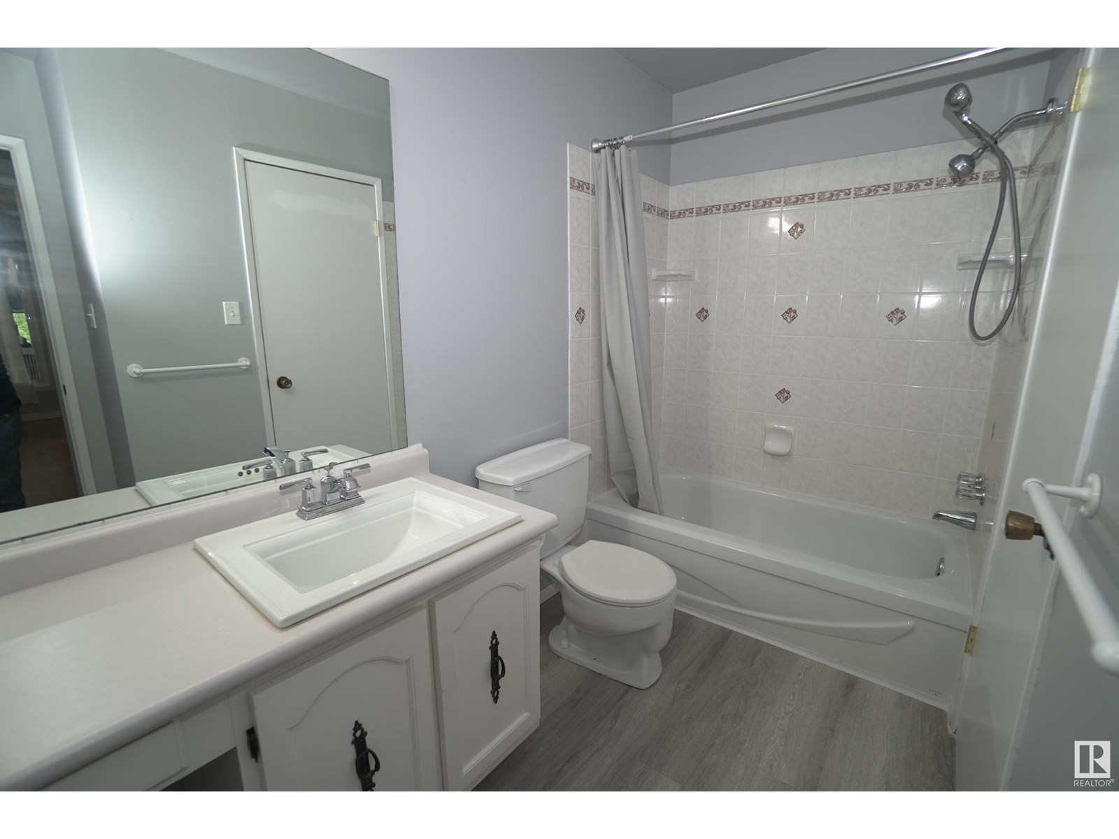 Photo 21 of 245 Surrey Gardens Gd Nw, Edmonton AB