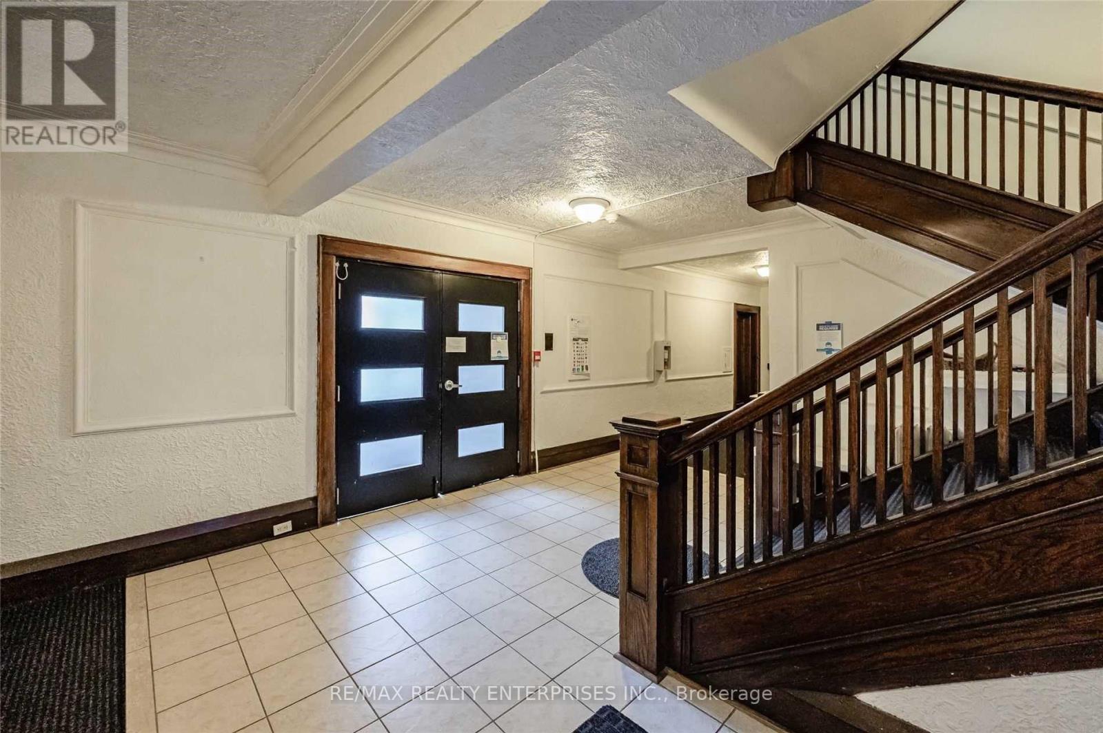 Photo 5 of 6 285 King Street, Hamilton ON