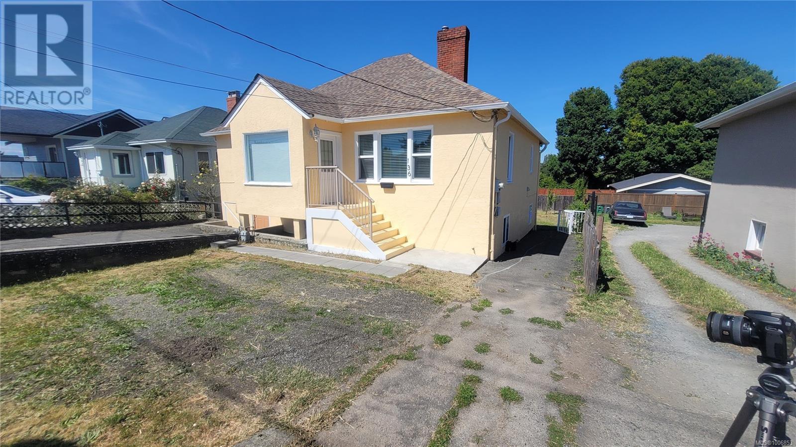 Photo 30 of 136 Burnside Rd W, Saanich BC