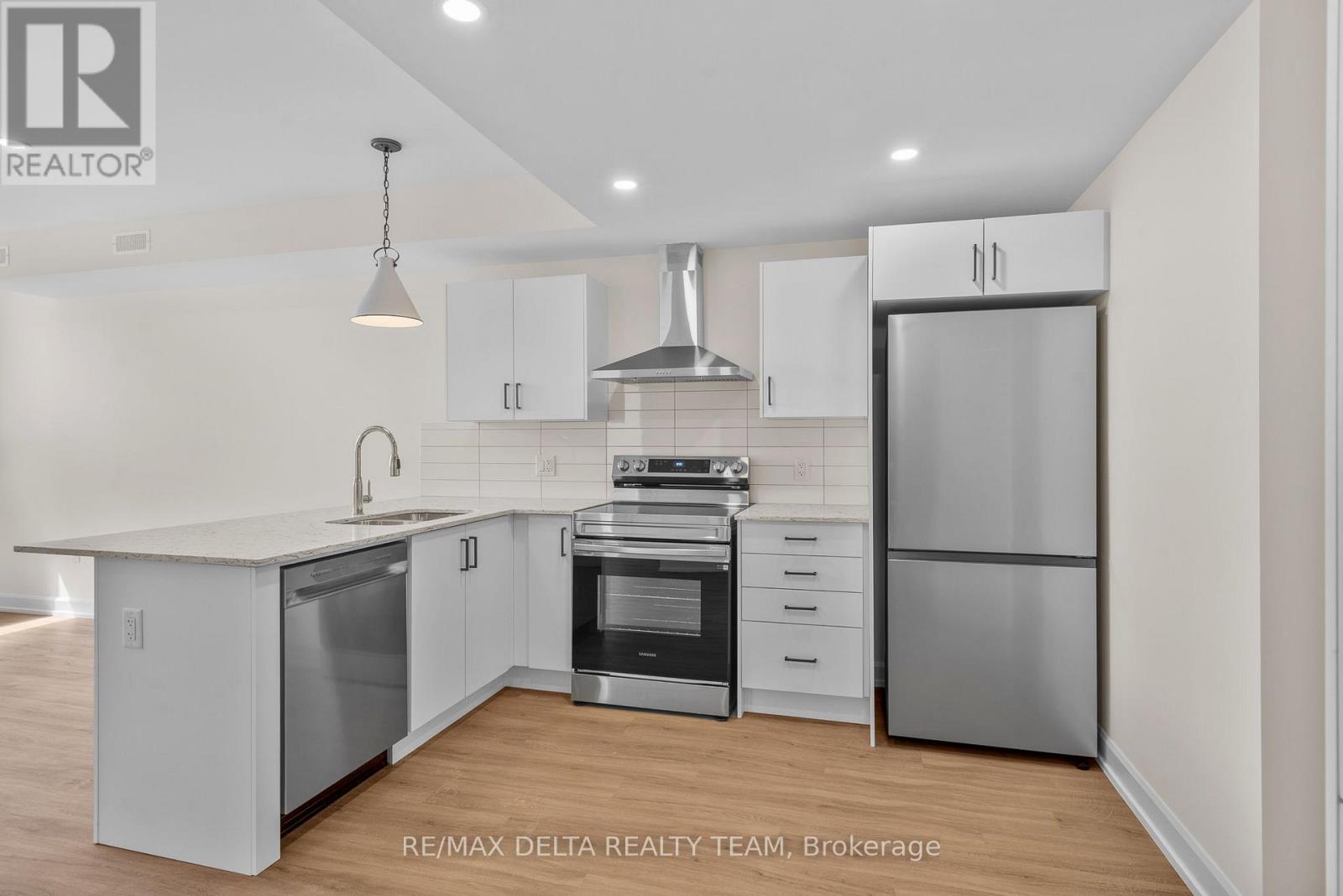 Photo 2 of E 77 Granton Avenue, Ottawa ON