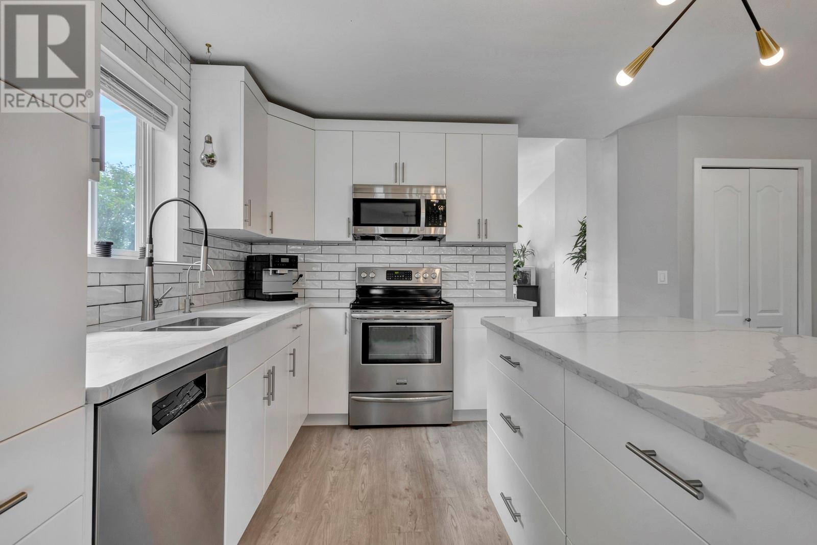 6 2210 Louie Drive, Westbank