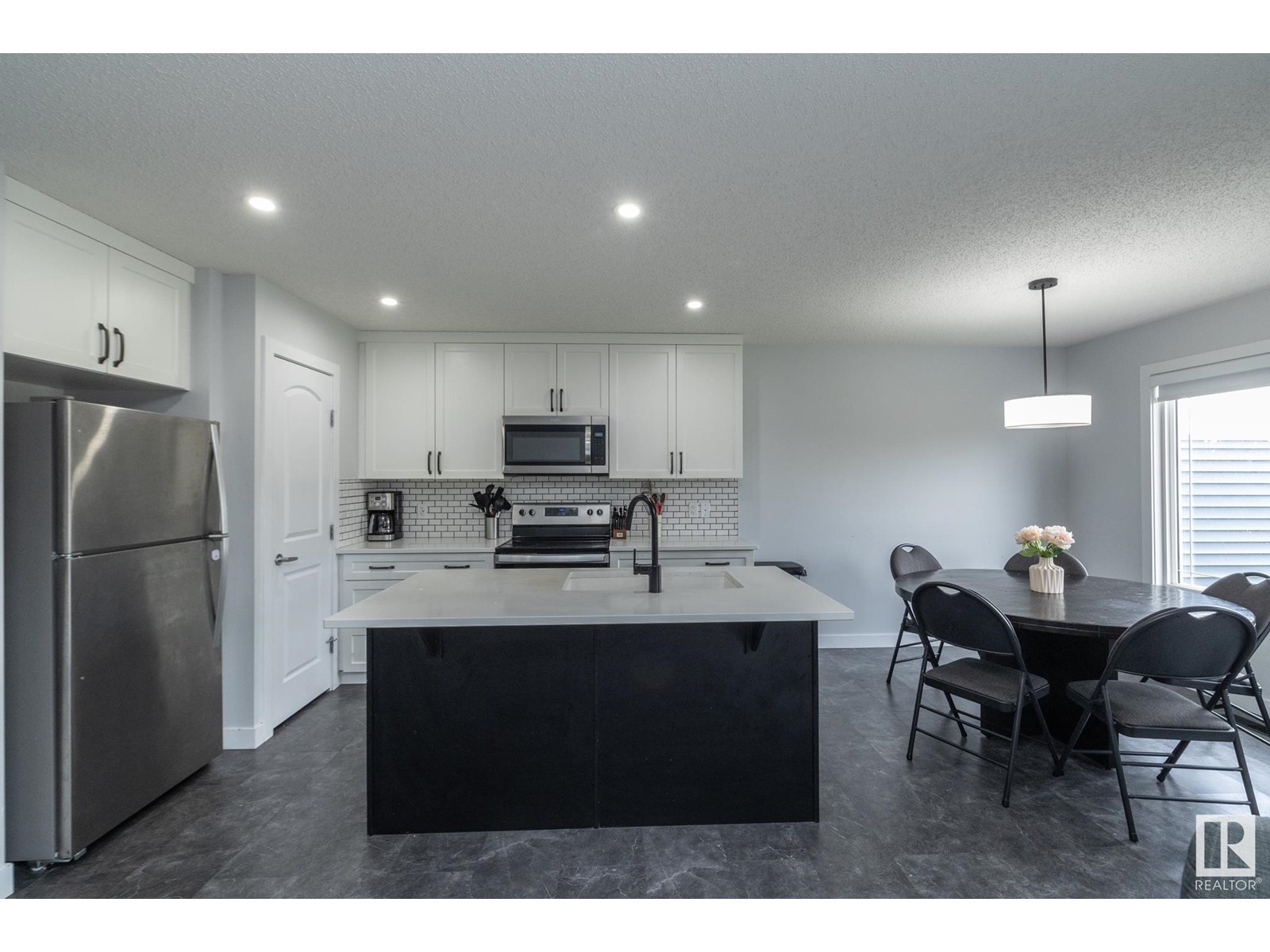Photo 10 of 5117 Lark Cr Nw, Edmonton AB