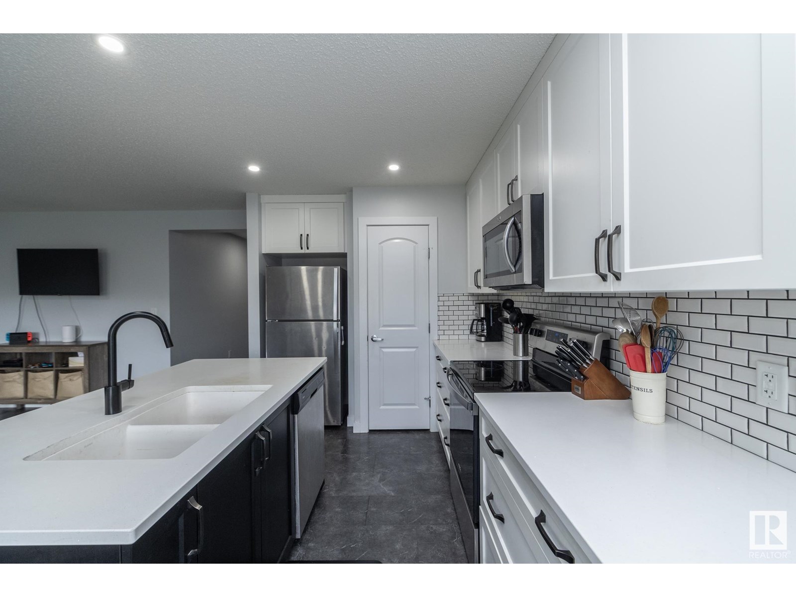 Photo 13 of 5117 Lark Cr Nw, Edmonton AB