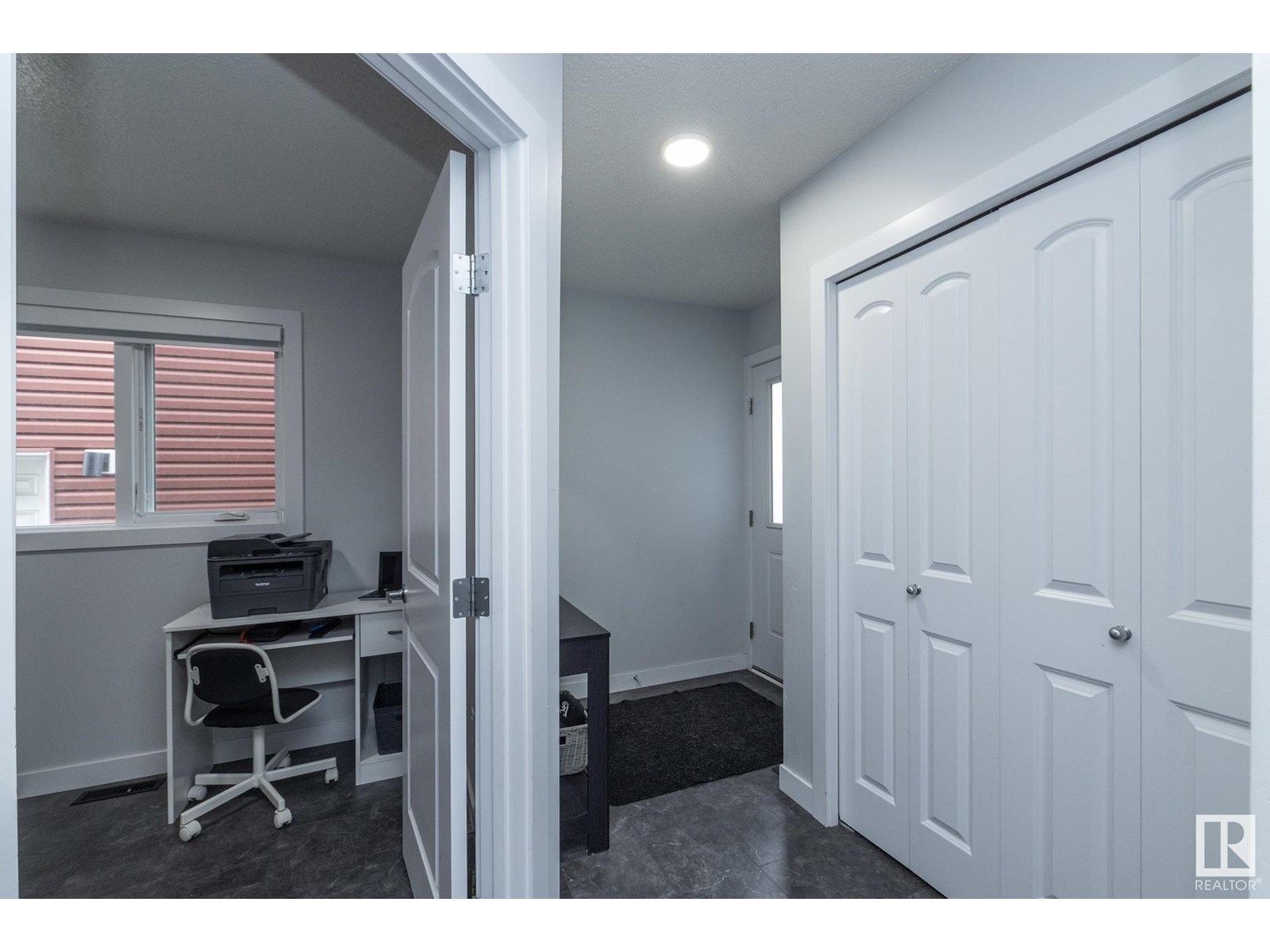 Photo 2 of 5117 Lark Cr Nw, Edmonton AB