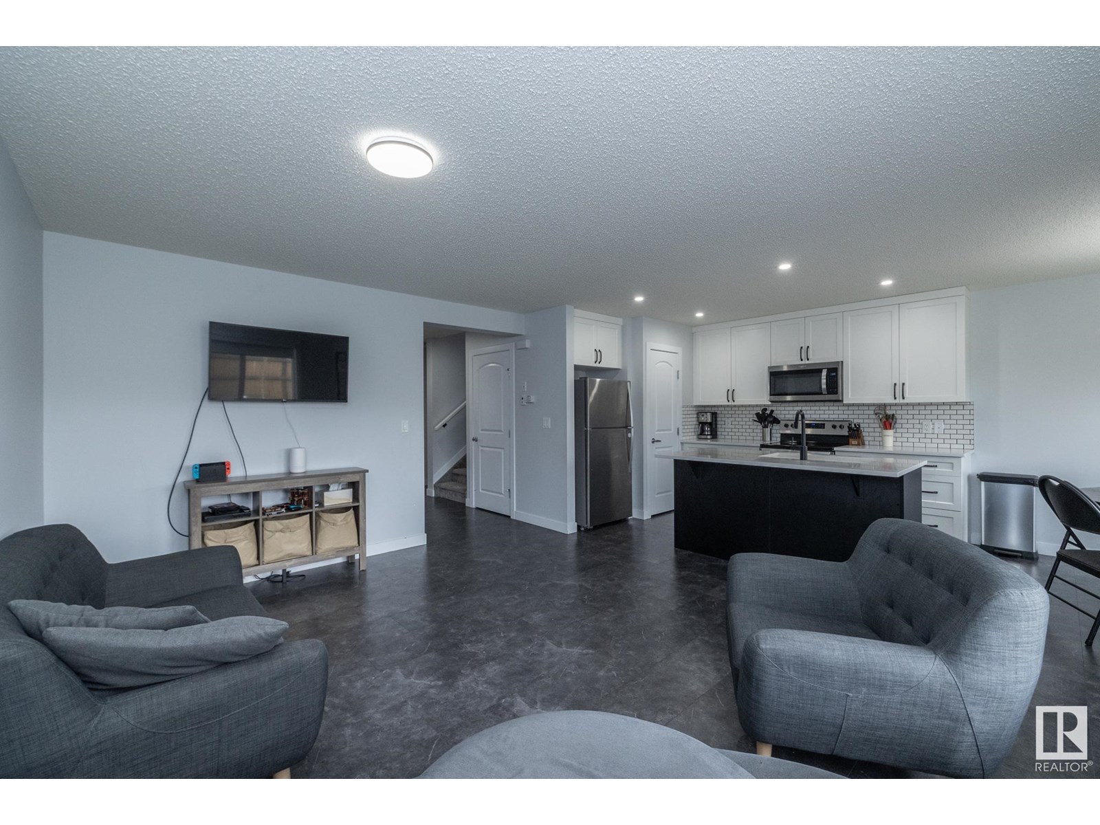 Photo 9 of 5117 Lark Cr Nw, Edmonton AB