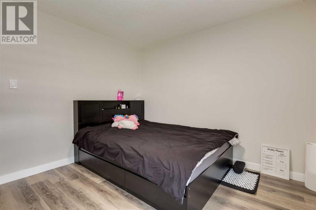 Single Family House Bi-level for Sale in  Avonburn Road SE Acadia Calgary 