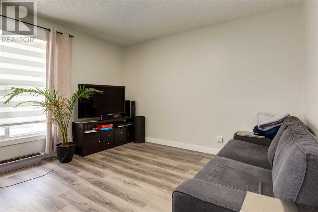 Single Family House Bi-level for Sale in  Avonburn Road SE Acadia Calgary 