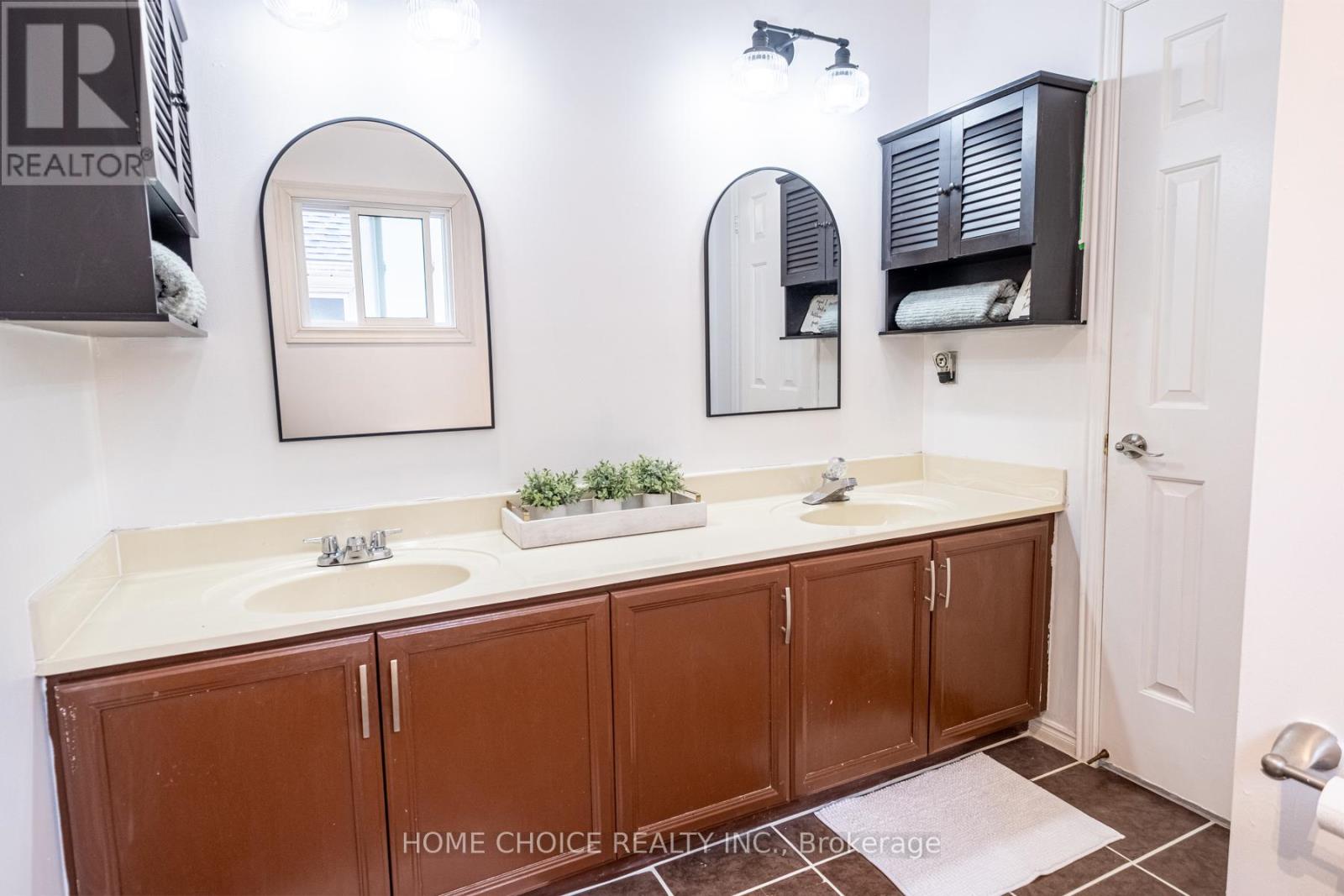 Photo 18 of 27 Doncaster Crescent, Clarington ON