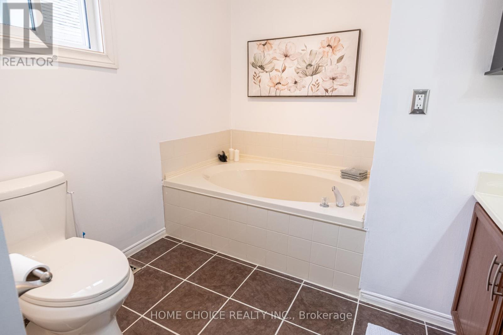 Photo 9 of 27 Doncaster Crescent, Clarington ON