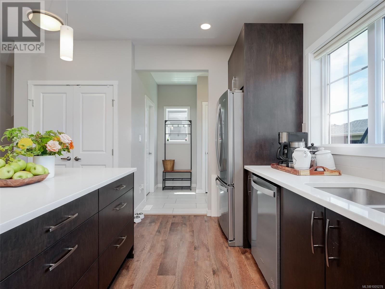 Photo 3 of 3380 Curlew St, Colwood BC