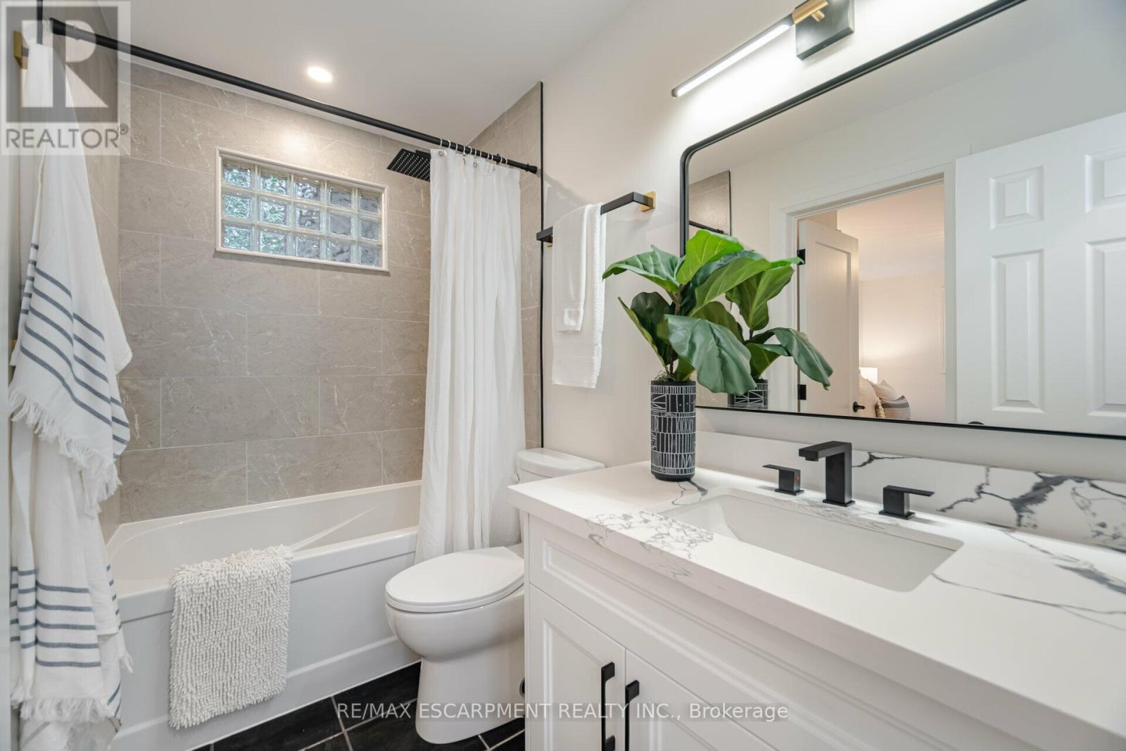 Photo 33 of 3150 Bentworth Drive, Burlington ON