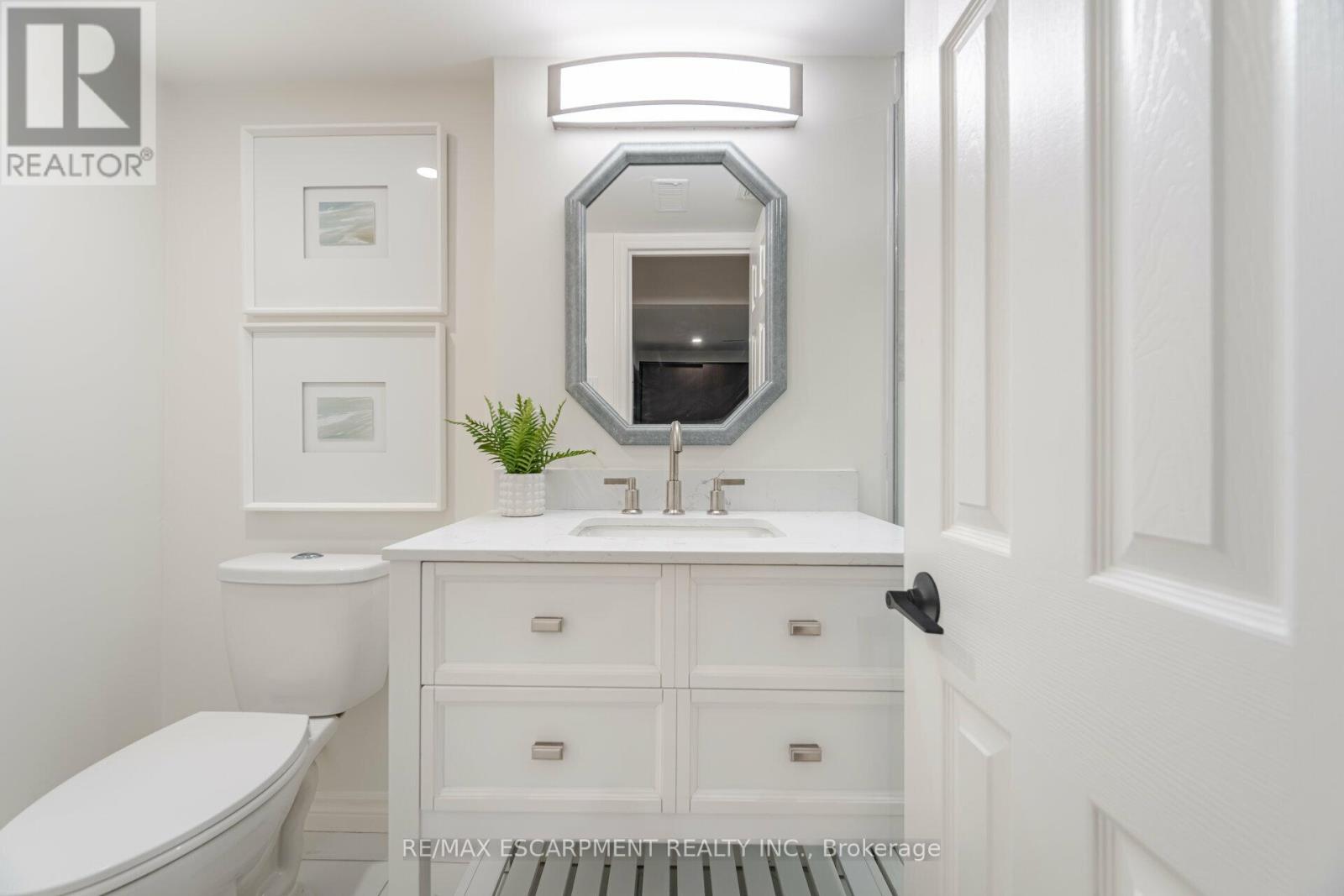 Photo 12 of 3150 Bentworth Drive, Burlington ON