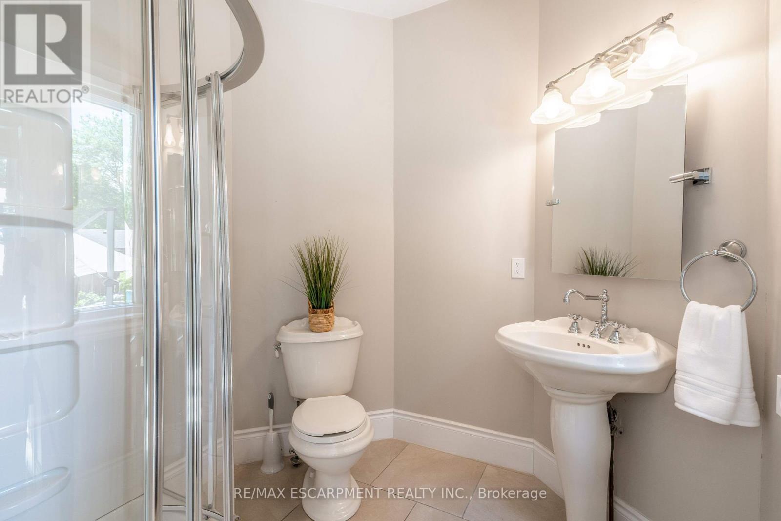 Photo 11 of 106 Appleby Place, Burlington ON