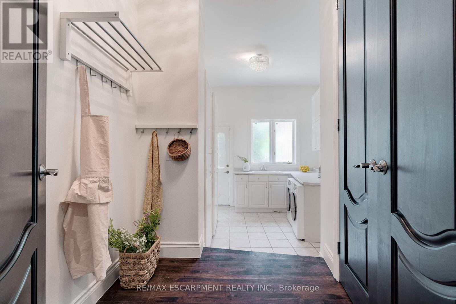 Photo 8 of 106 Appleby Place, Burlington ON