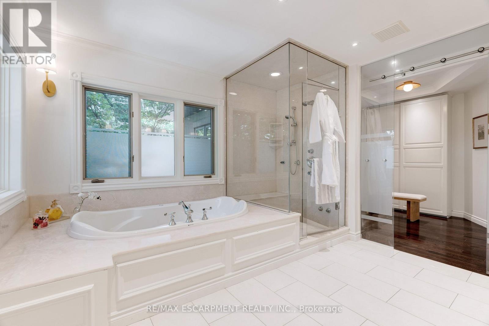 Photo 37 of 106 Appleby Place, Burlington ON