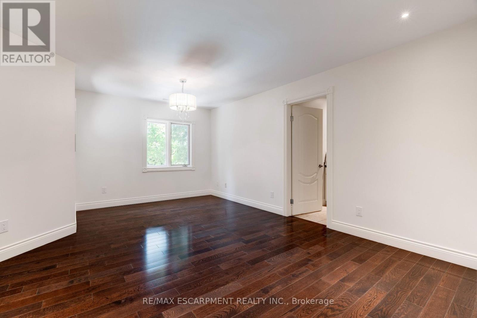 Photo 7 of 106 Appleby Place, Burlington ON