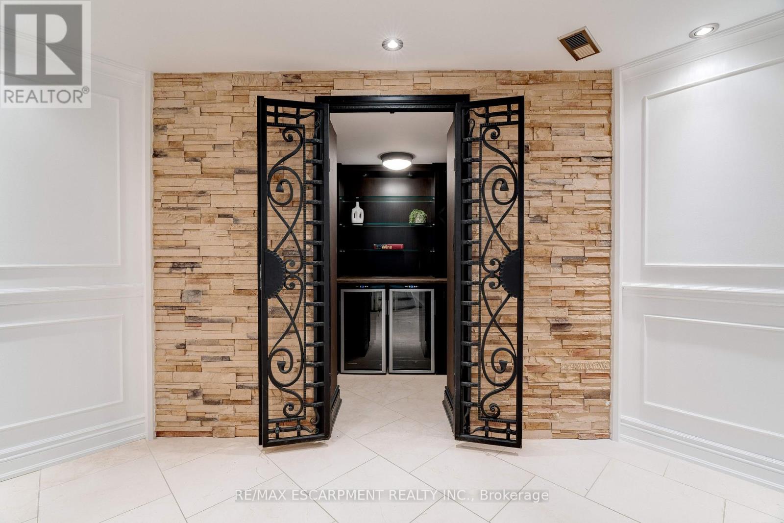 Photo 24 of 106 Appleby Place, Burlington ON