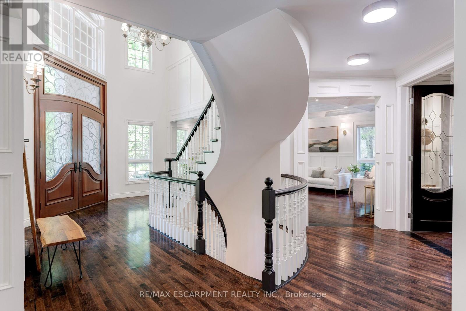 Photo 5 of 106 Appleby Place, Burlington ON