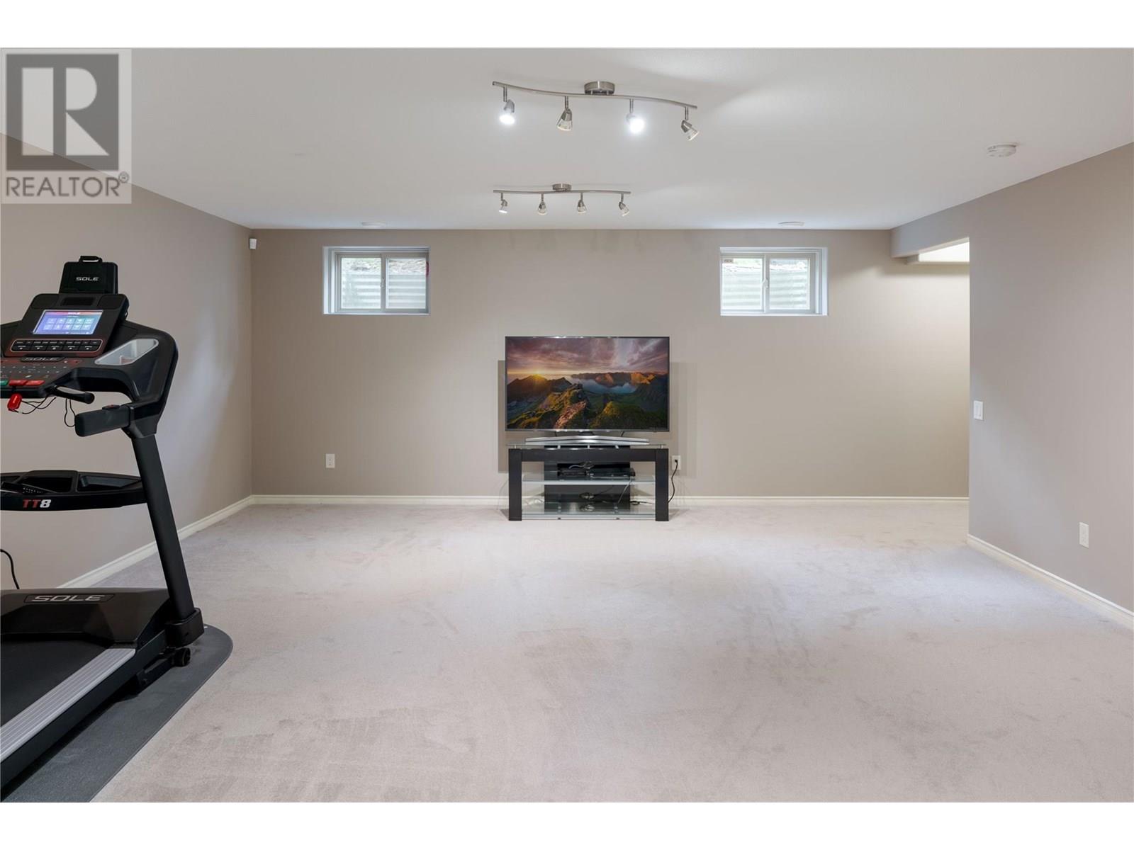 Photo 12 of 2464 Selkirk Drive, Kelowna BC