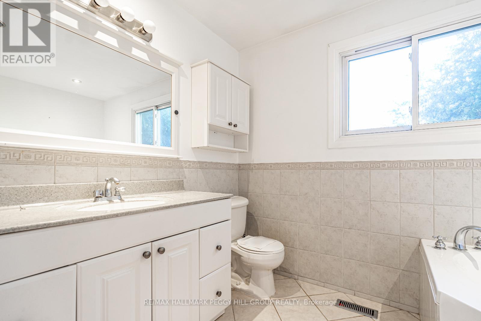 Photo 3 of 211 Phillips Street, Barrie ON
