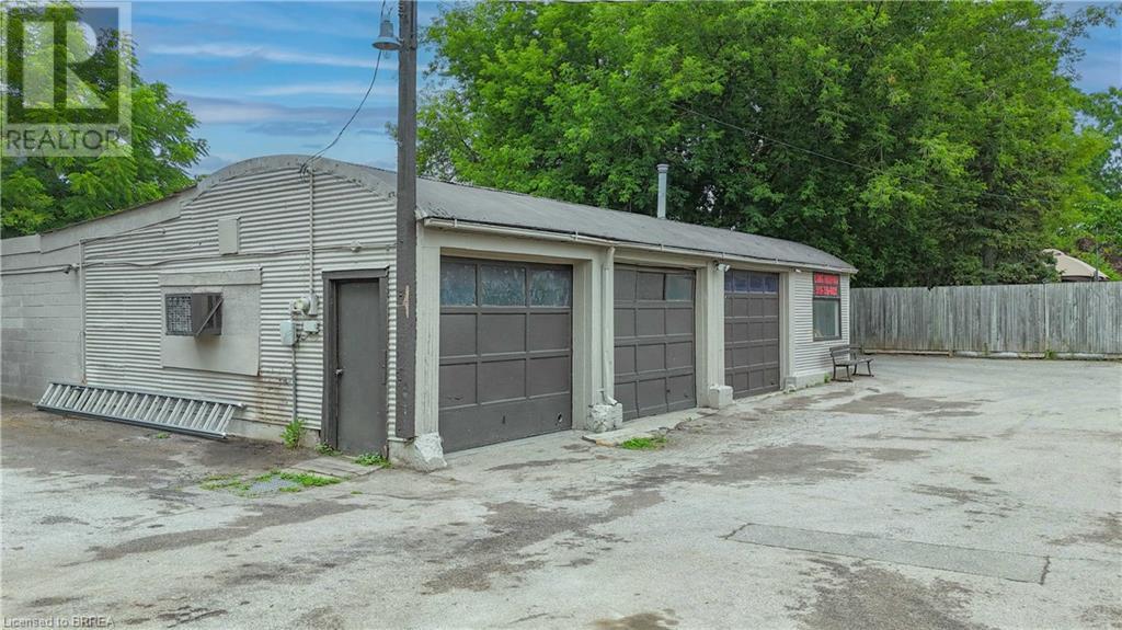 Photo 2 of 83 Walnut Street, Brantford ON