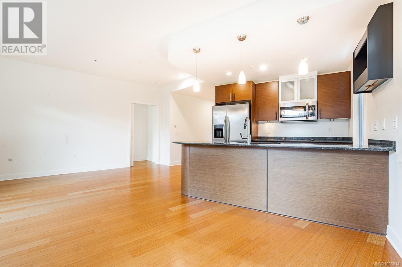 201 3610 Richmond Road, Saanich