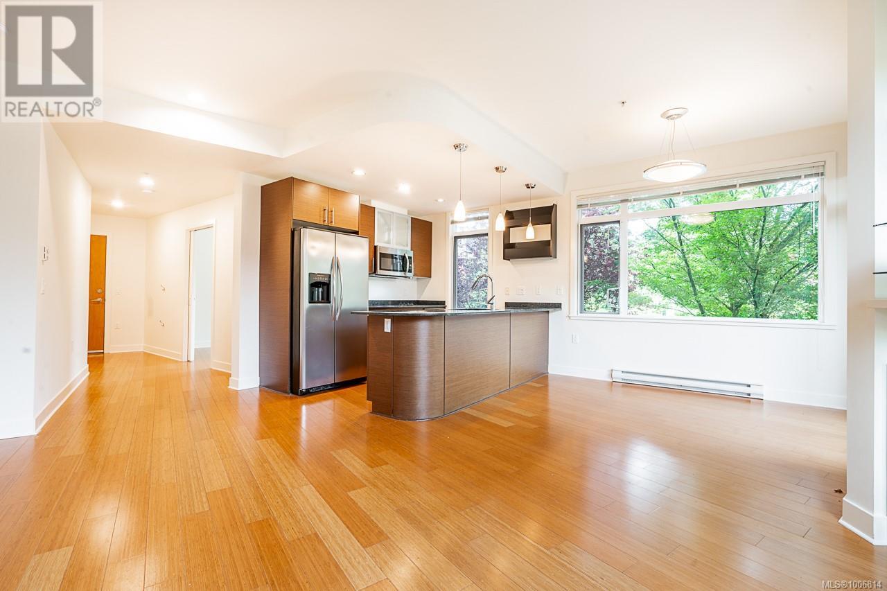 201 3610 Richmond Road, Saanich