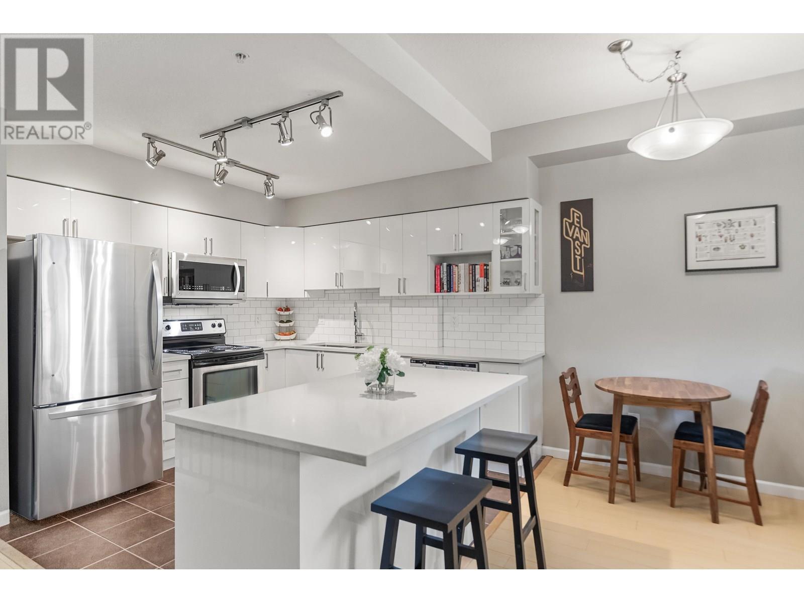Photo 3 of 109 160 Shoreline Circle, Port Moody BC