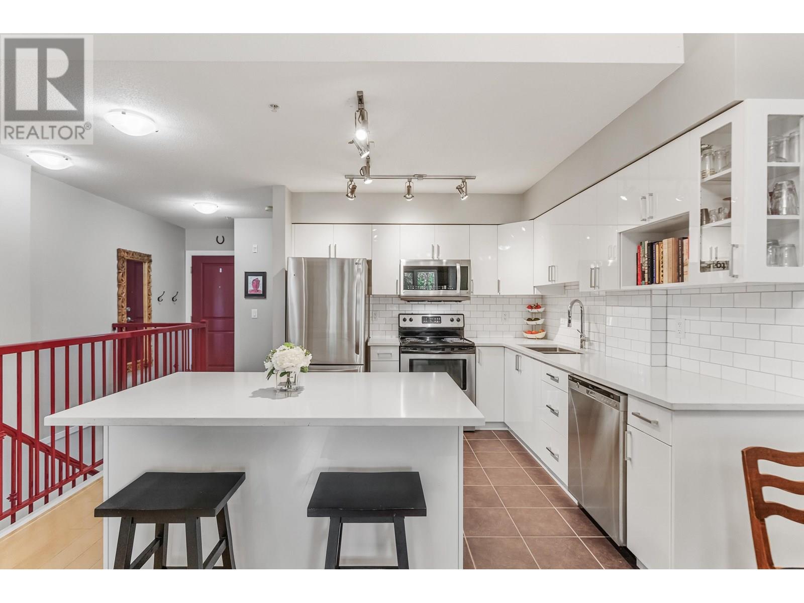 Photo 4 of 109 160 Shoreline Circle, Port Moody BC