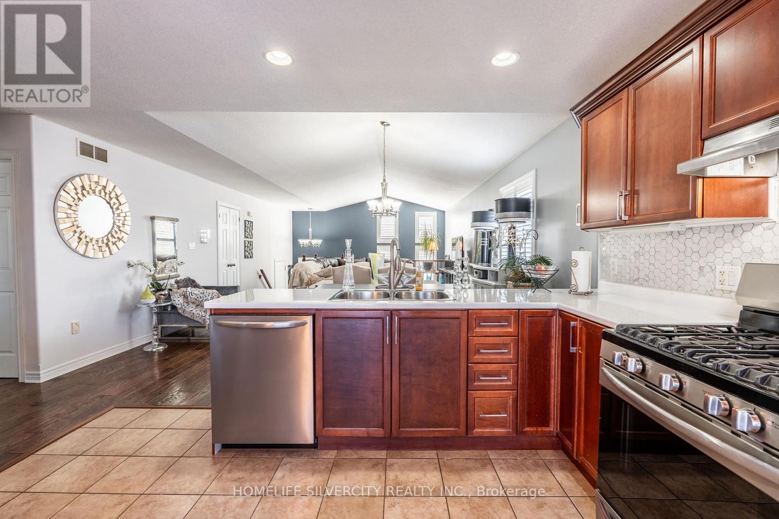 Photo 3 of 8409 Greenfield Crescent, Niagara Falls ON